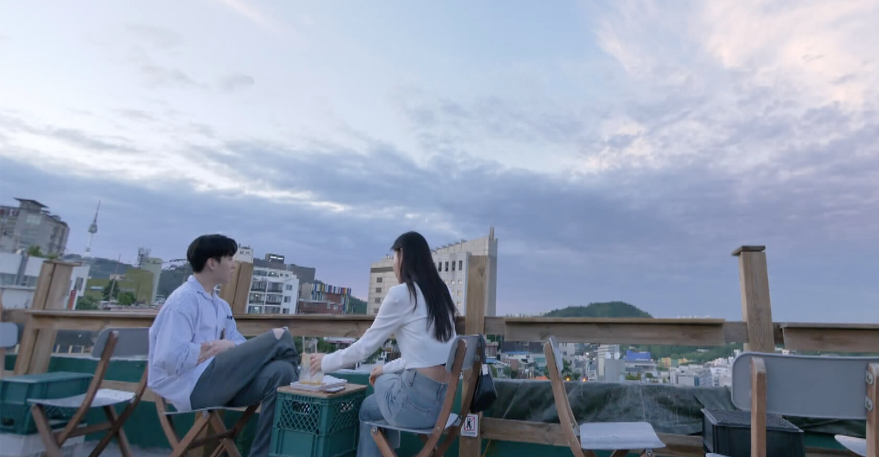 人氣育法人薈萃的咖啡店，提供優質咖啡，室內設計以現代元素為主。