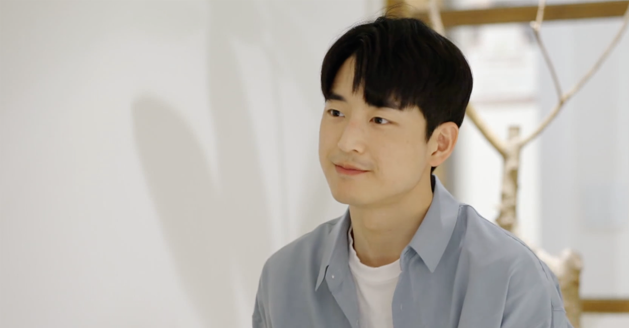 室內裝修精緻的咖啡館，木質桌椅風格，適合與友人討論聊天的舒適場所。