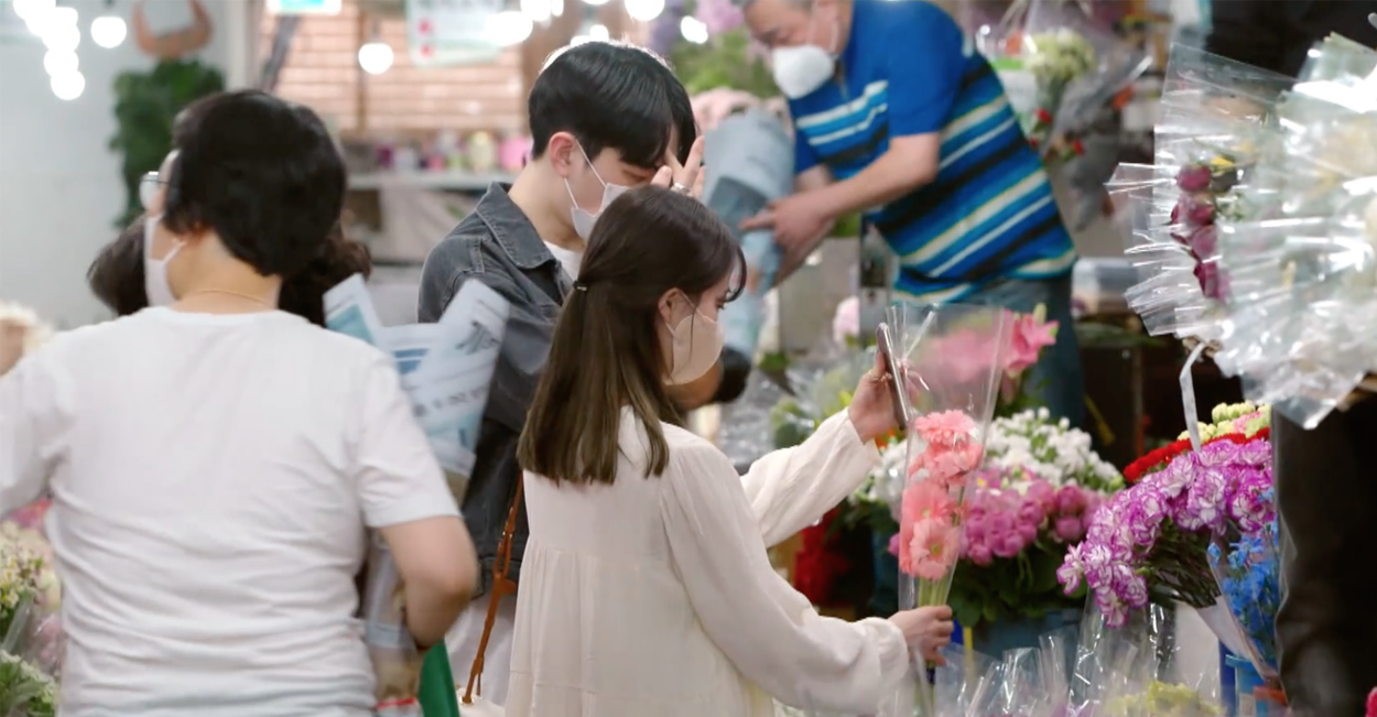 南大門花市內，各種鮮花裝飾，佔滿了店內空間，創造令人心情愉悅的氛圍。