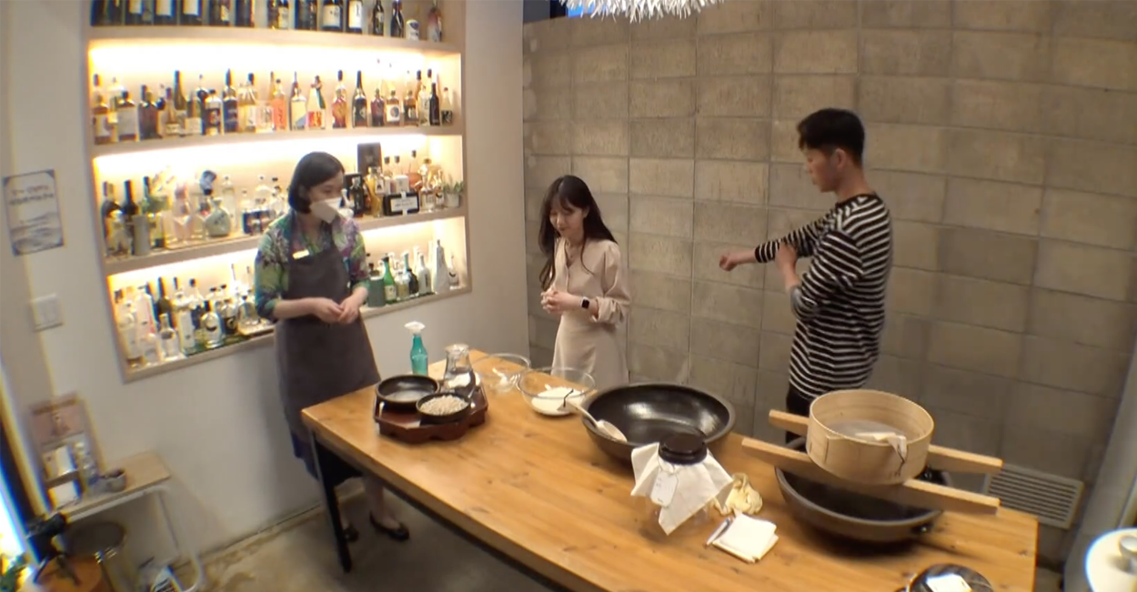 新潮的室內酒吧裝飾，背景的亮酒瓶提升空間層次感，令氣氛高雅精緻。