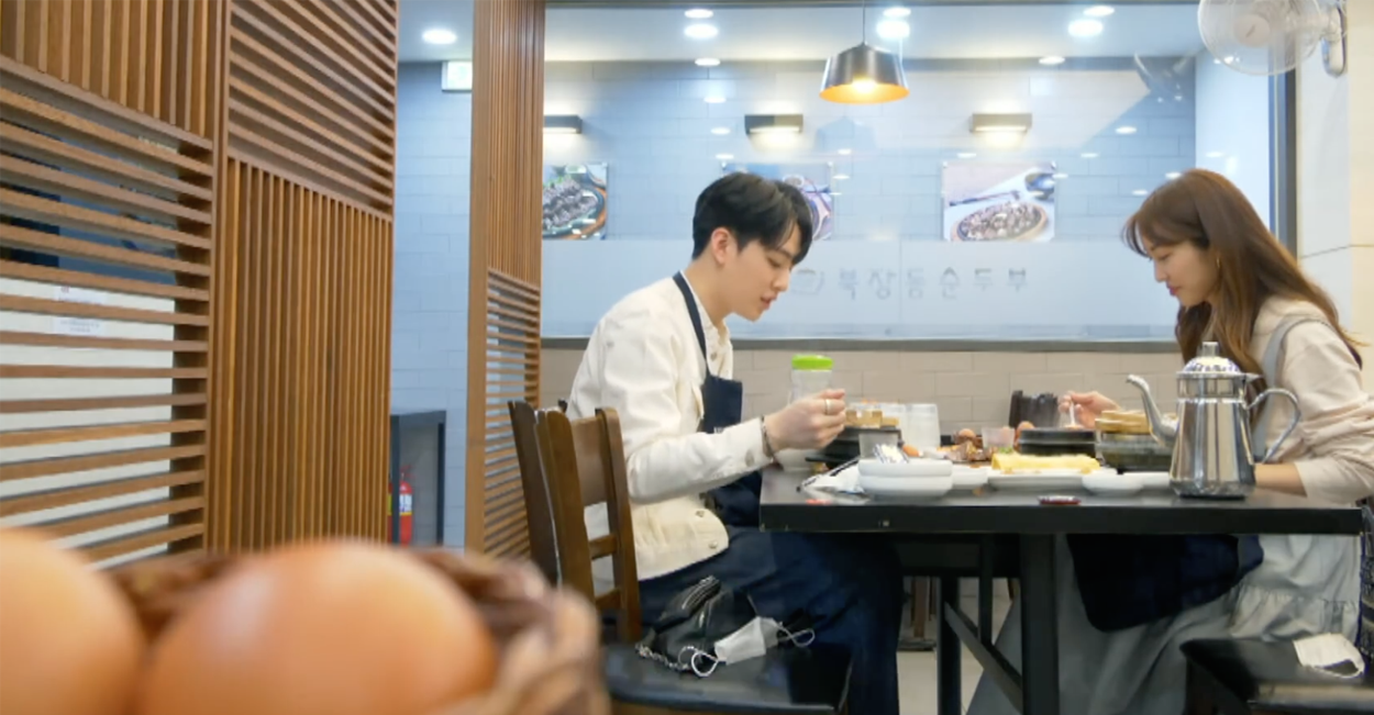 傳統韓式餐廳內部，木製內飾和蒸籠，氛圍溫馨，提供煲仔鍋等經典韓式料理。