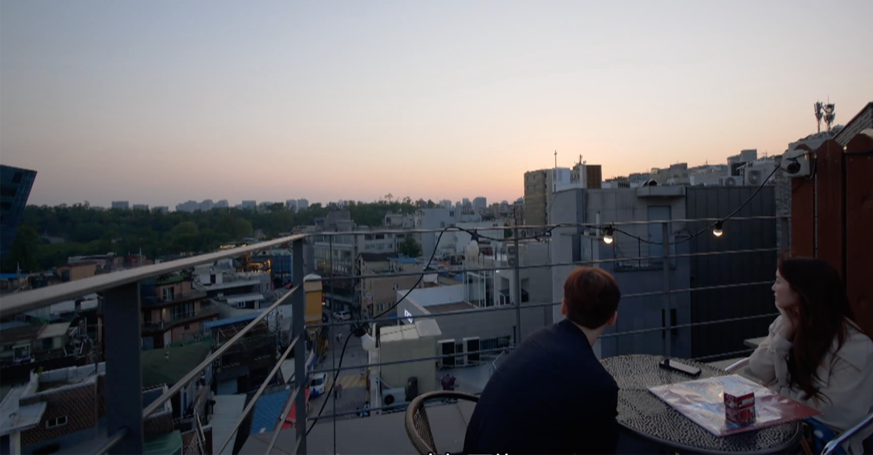 城市露臺上的浪漫黃昏景色，適合欣賞日落的絕佳場所，提供絕妙視覺體驗。