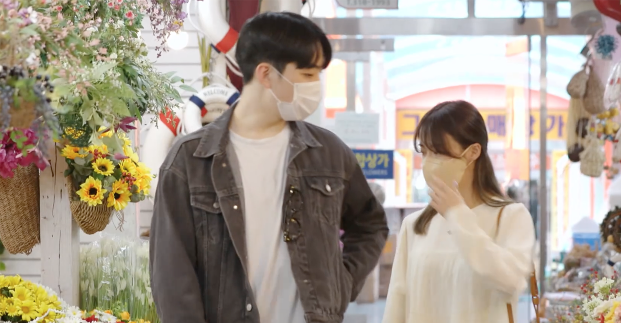 首爾南大門花市的內部景觀，花卉種類豐富，各式花朵形成絢麗多彩的視覺感受。