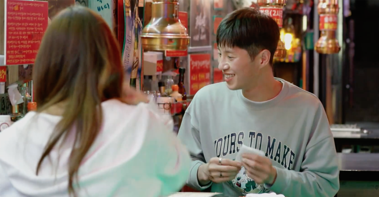 熱鬧的餐廳內部，料理裝飾多樣，有活力與溫馨感，適合作為朋友聚會地點。