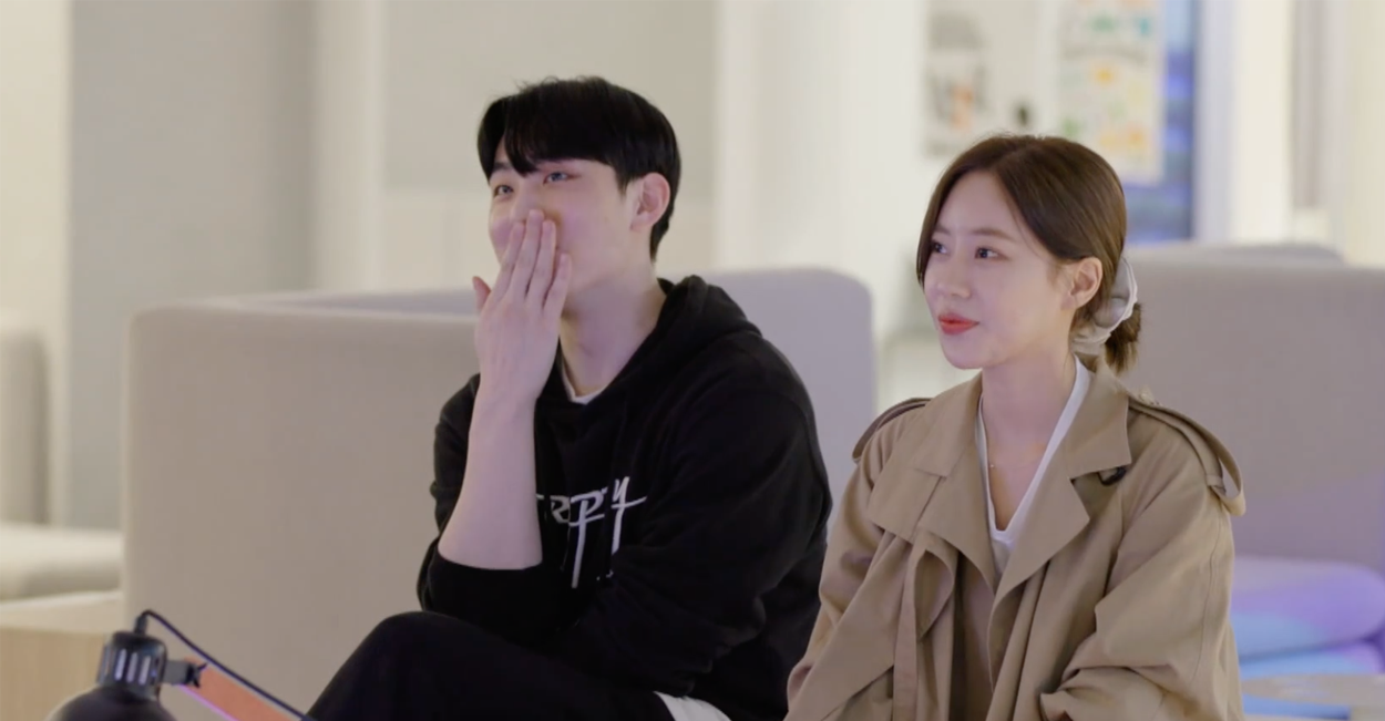 現代風格的酒吧室內，背景是夜晚城市燈火，氛圍適合現代輕奢社交活動。