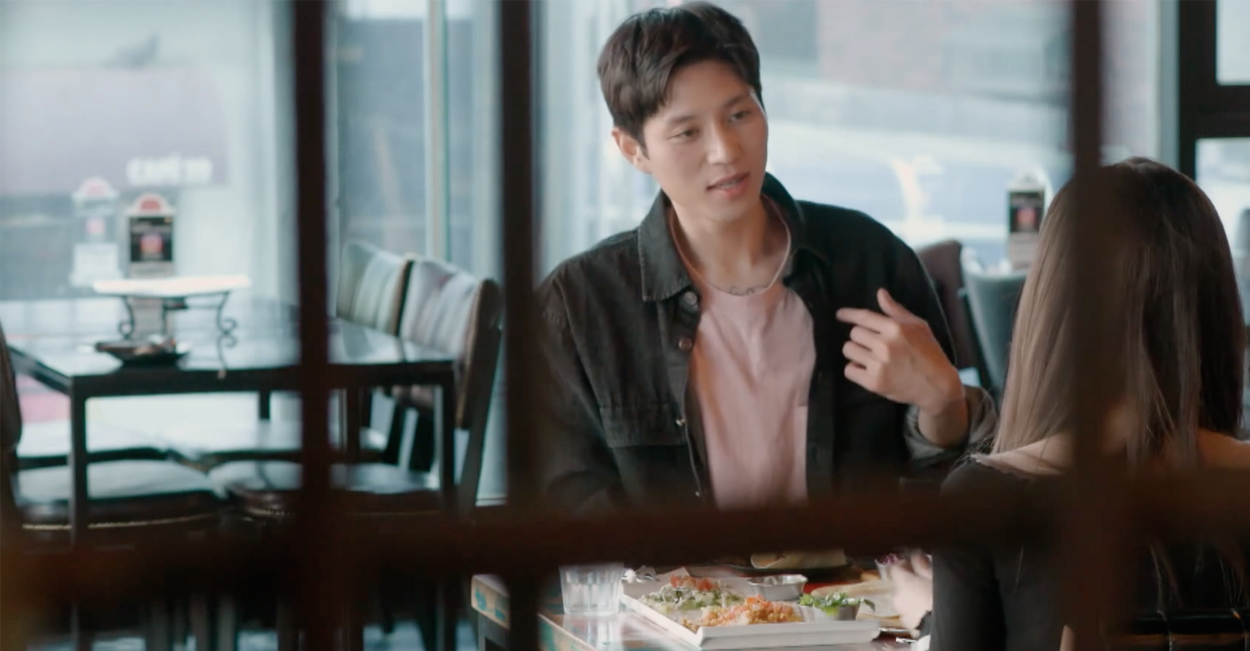 墨西哥風情主題餐廳內部，與友人的輕鬆交談氛圍，周圍為工業風的現代裝飾。