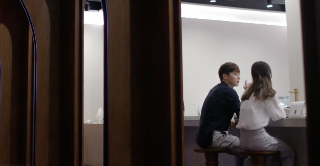 高檔咖啡館內景，木質元素和簡約設計，適合品嚐精緻甜點和飲料的休閒空間。