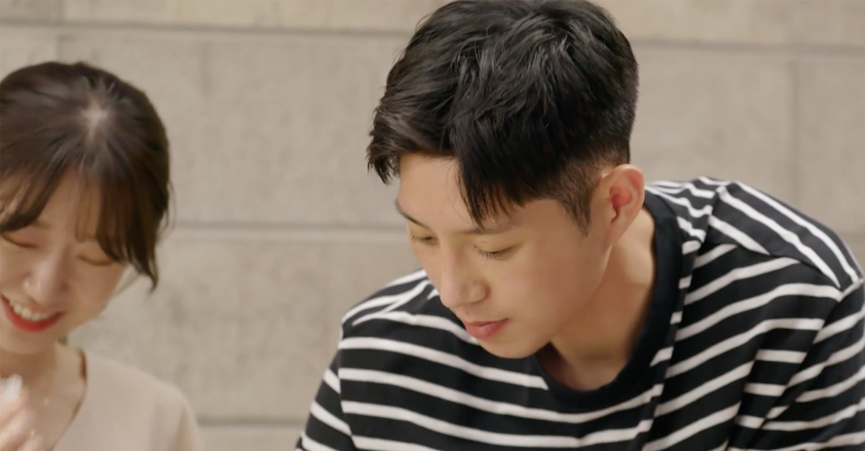 酒吧內的調酒區，擺設整齊，燈光和裝飾打造出一個充滿時尚氣息的社交空間。