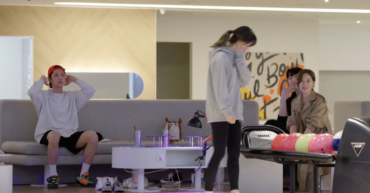 晚上的酒吧環境，舒適的燈光氛圍，享用飲料和進行輕鬆交談的絕佳場所。