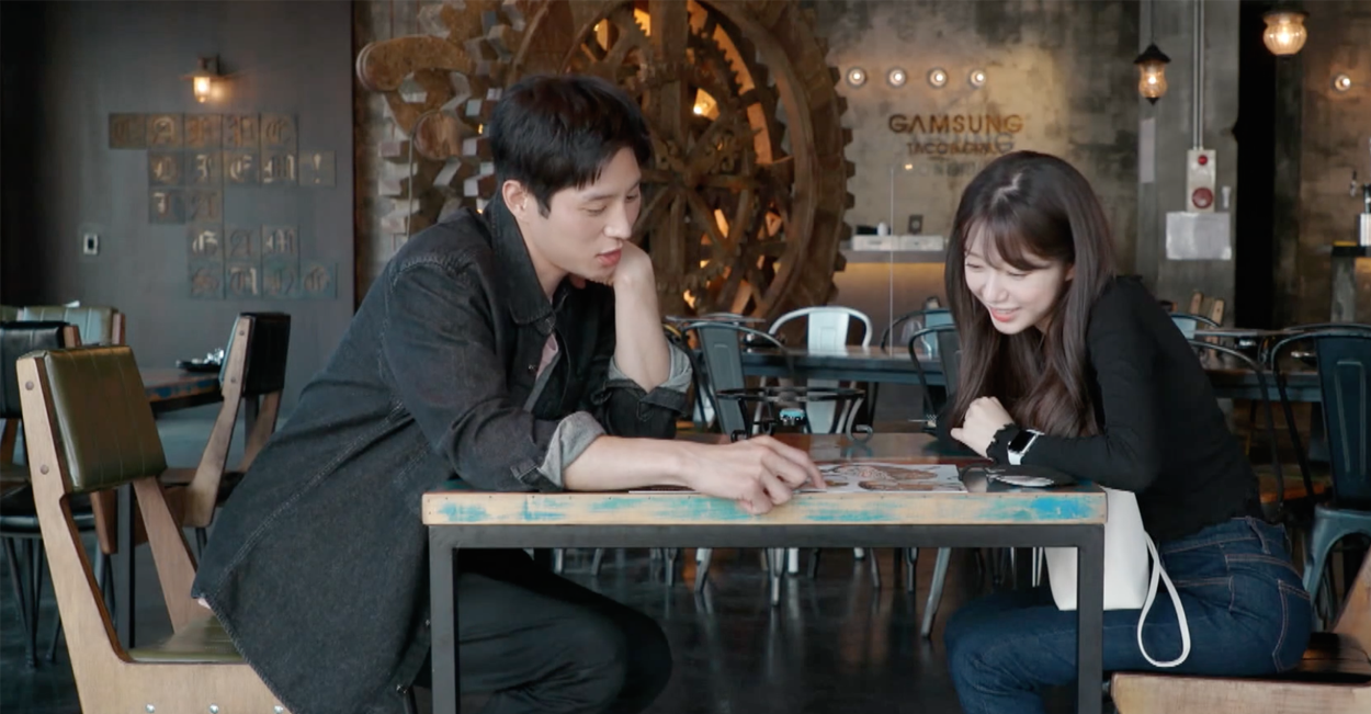 兩人在餐廳面對面交談，桌上有中式餐盤，有一種休閒和親密的用餐氛圍。