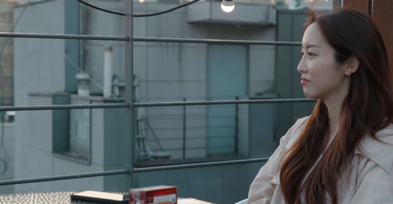 城市露臺餐飲空間，面向廣闊的城市景觀，在黃昏時分享受靜謐與舒適。