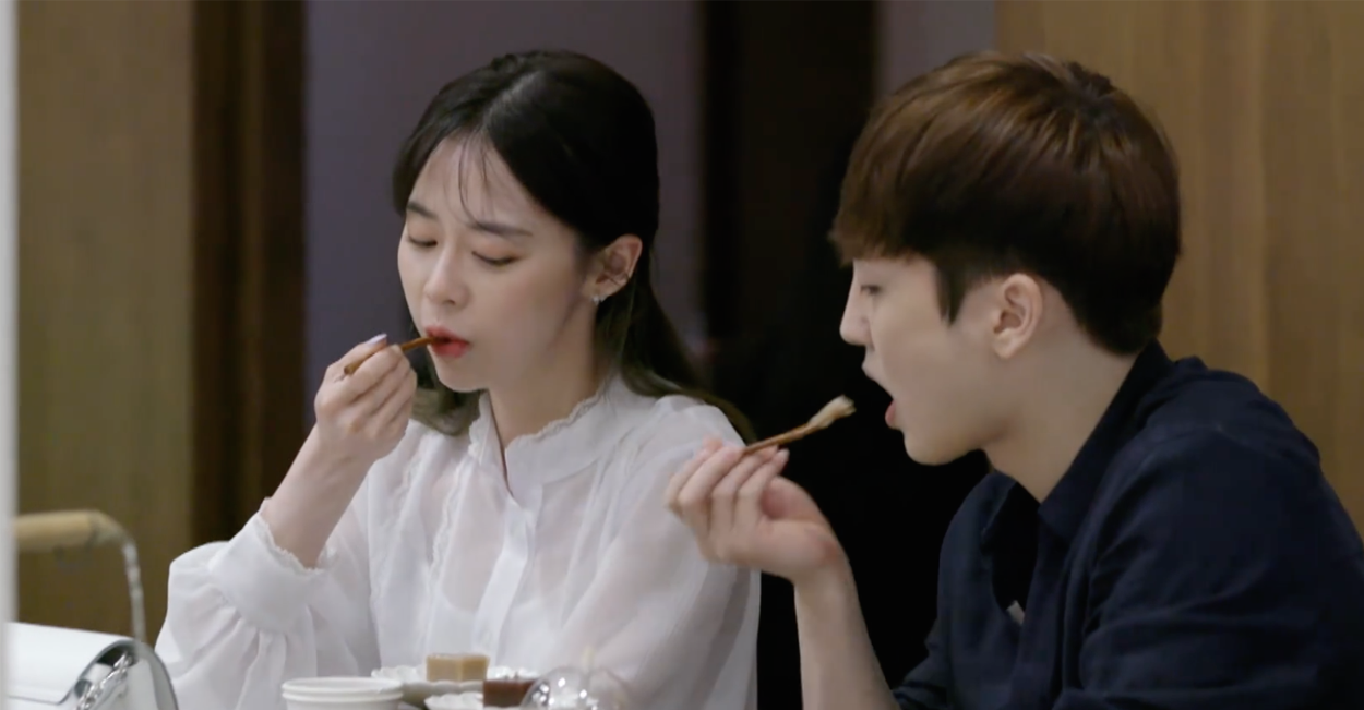 在線條簡潔的咖啡館內，窗外景色讓人放鬆，是享受悠閒下午茶時光的場所。