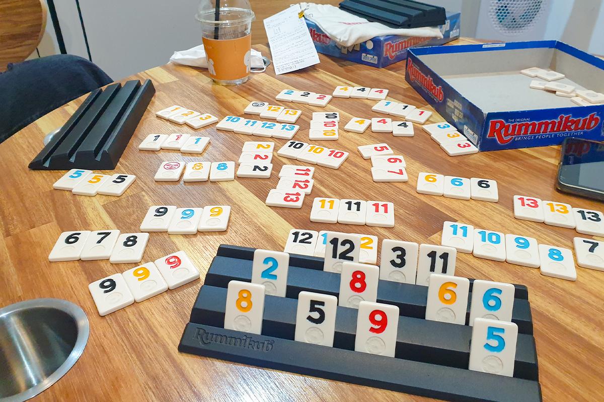 キーラップボードゲームルームカフェで遊ばれているボードゲーム「ラミーキューブ」の様子。