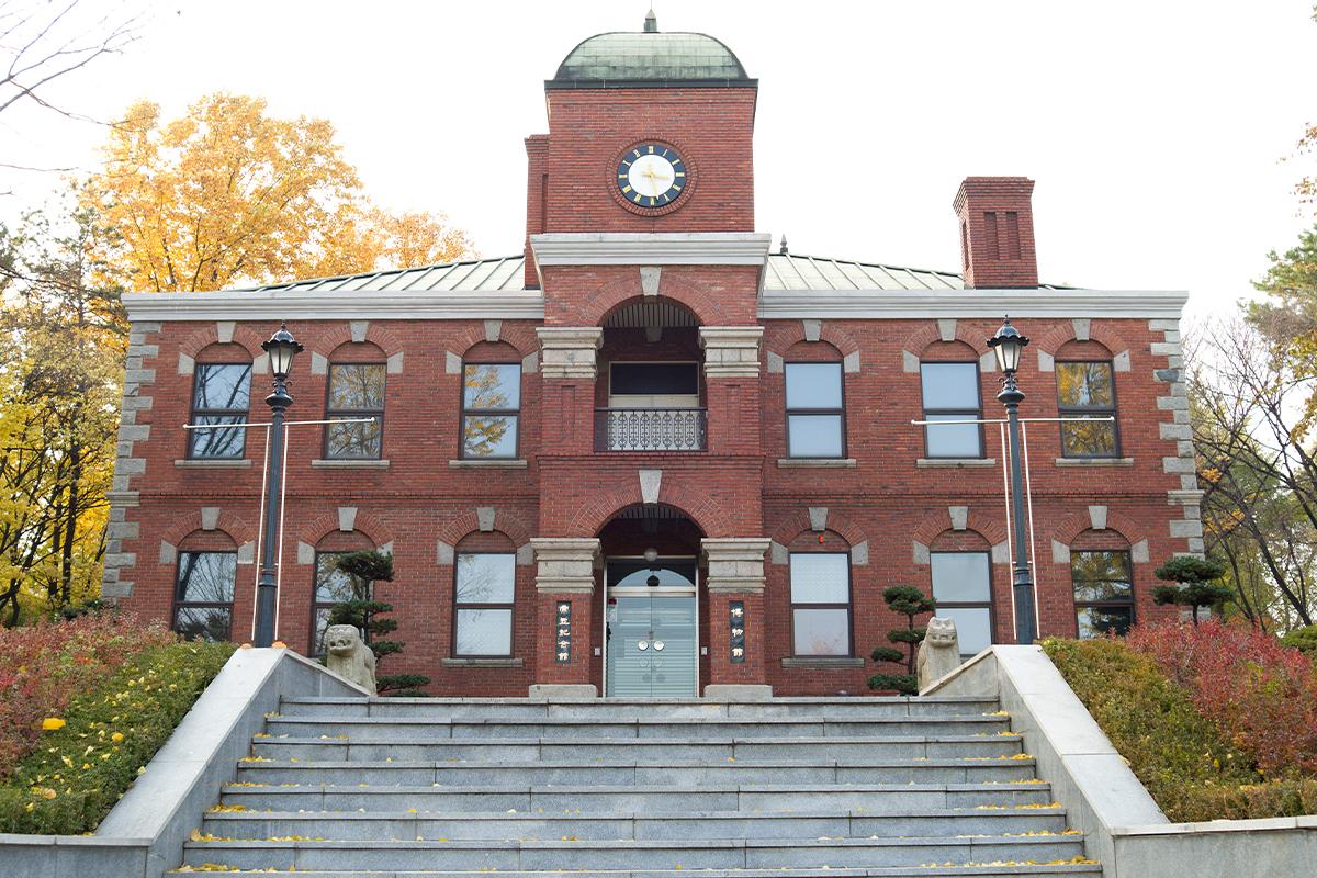 建国大学内にある赤レンガ様式の建築物、建国大学博物館の正面。