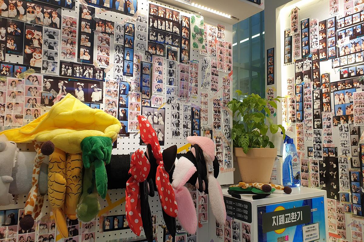 人生4カットスタジオの中に並ぶ写真と仮装アイテムの豊富な展示。