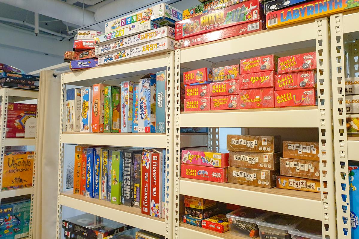 キーラップボードゲームルームカフェの豊富なボードゲーム棚。