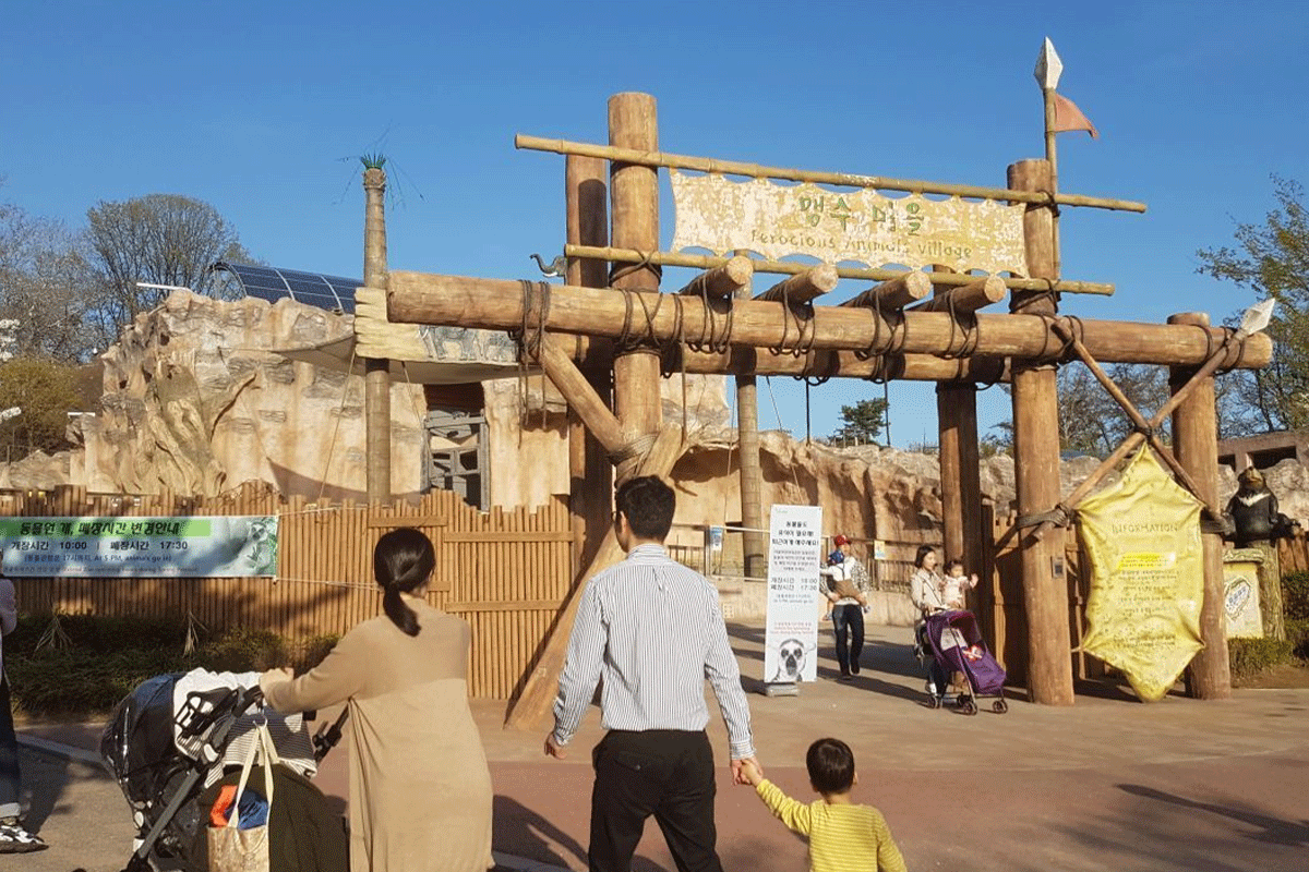 子供大公園の動物園入り口。親子連れが訪れている様子。