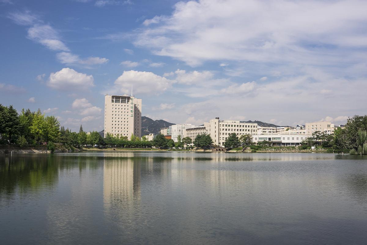 建国大学のキャンパスにある緑豊かなイルガム湖の景色。