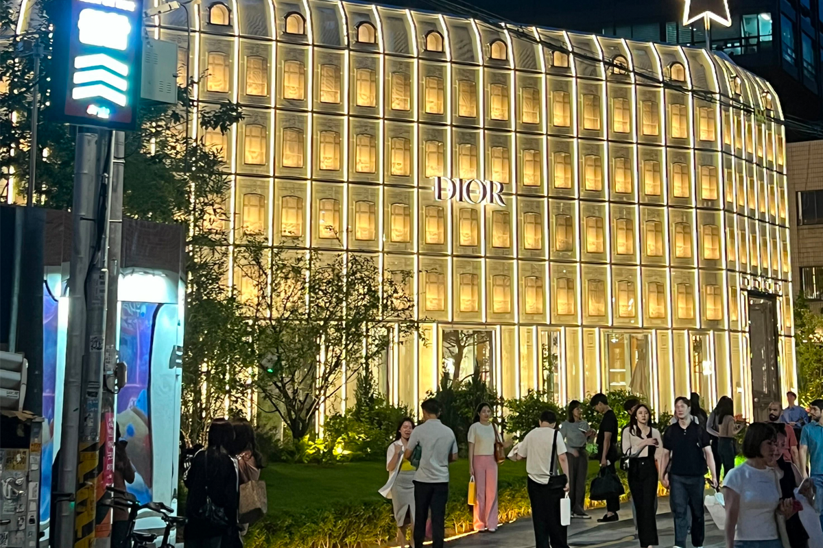 夜晚的Dior聖水旗艦店，點亮燈光顯得格外美麗，吸引路人駐足欣賞。