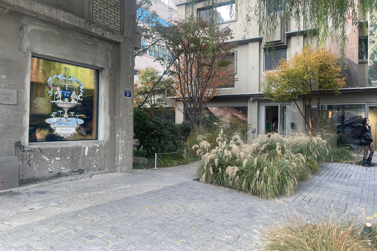 愛茉莉聖水店外觀，位於首爾，展現其融入自然的設計與現代都市氣息。