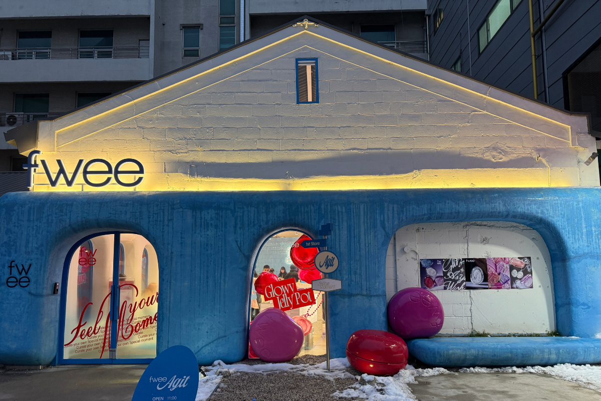 fwee AGIT聖水的外觀，突出其鮮豔的藍色設計和創意品牌元素。