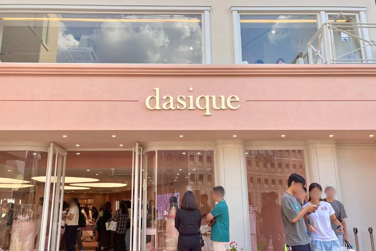 dasique聖水旗艦店的外觀，吸引人們的獨特粉色建築風格。