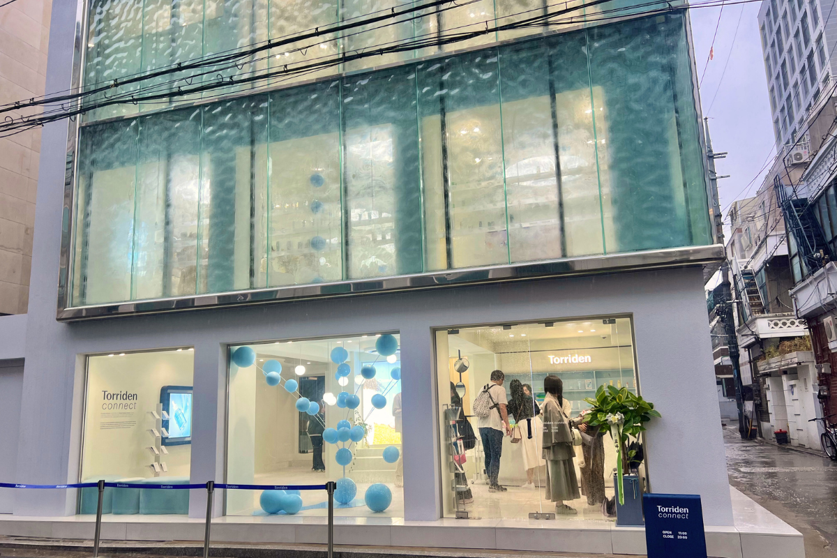 Torriden Connect聖水店的外觀，展示其藍色和白色的清新設計。