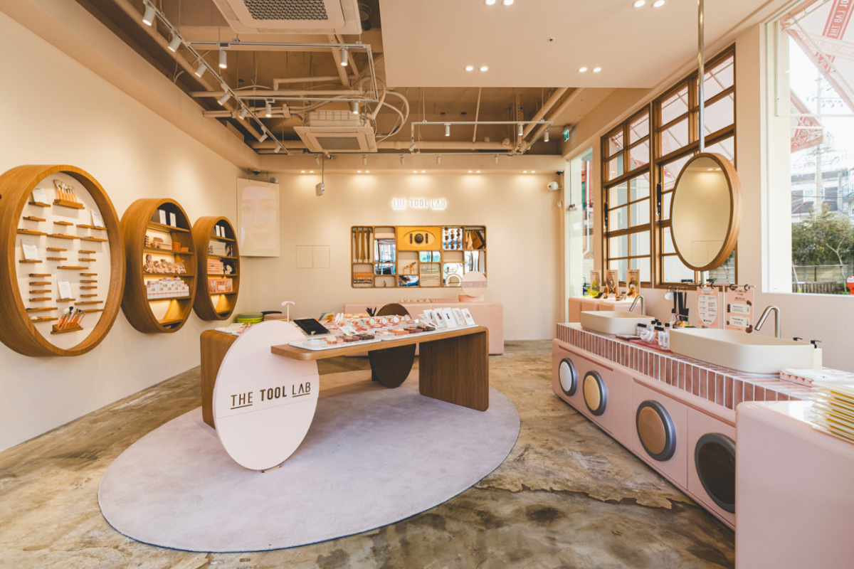 The Tool Lab聖水店，展示內部粉色與木質結合的時尚設計和產品。