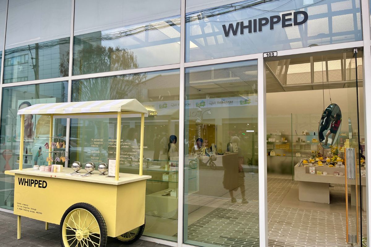WHIPPED聖水店的外觀，展現其明亮的黃白配色設計。
