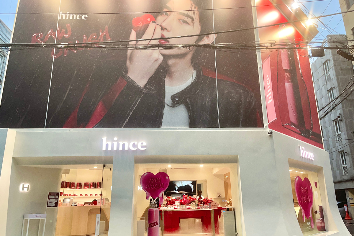 hince聖水店的外觀，展示著其獨特的設計和紅色的品牌元素。