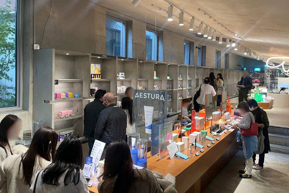 愛茉莉聖水店內部，顯示著購物者興奮地參觀各式美容產品的氛圍。