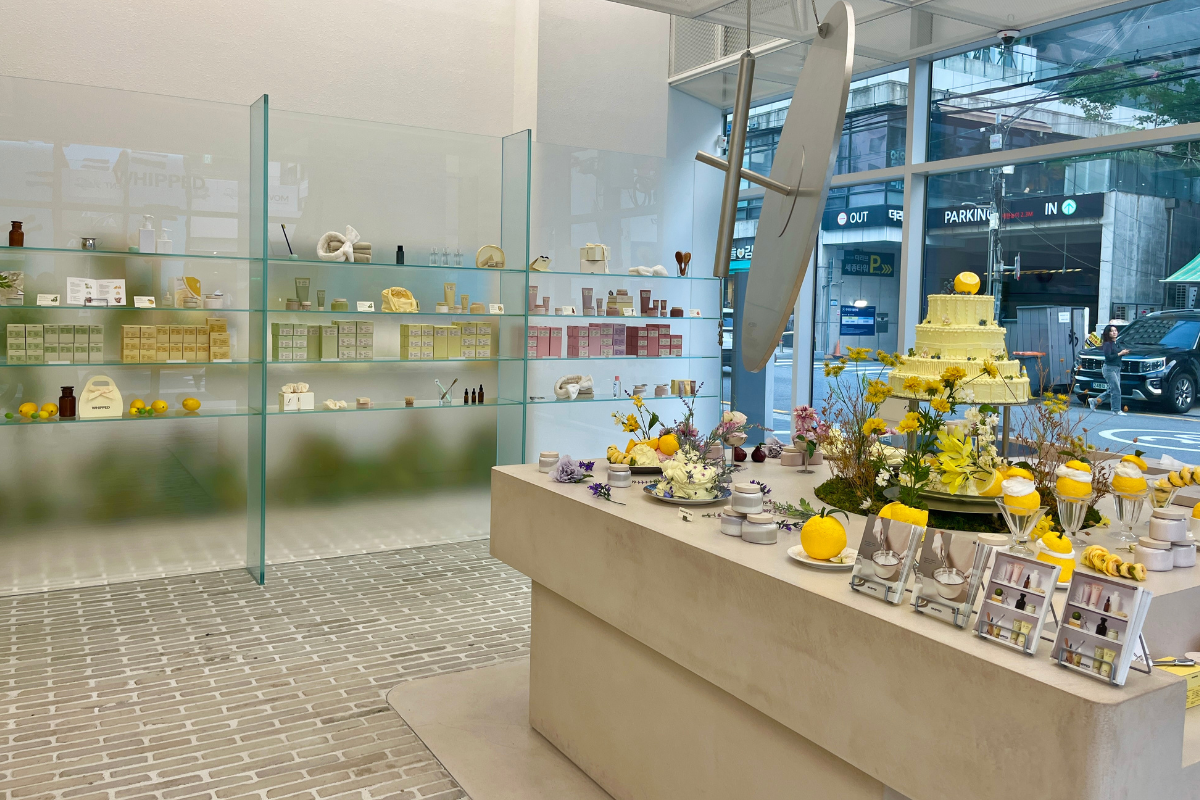 WHIPPED店內展示的美容產品和花卉裝飾，營造出舒適的購物環境。