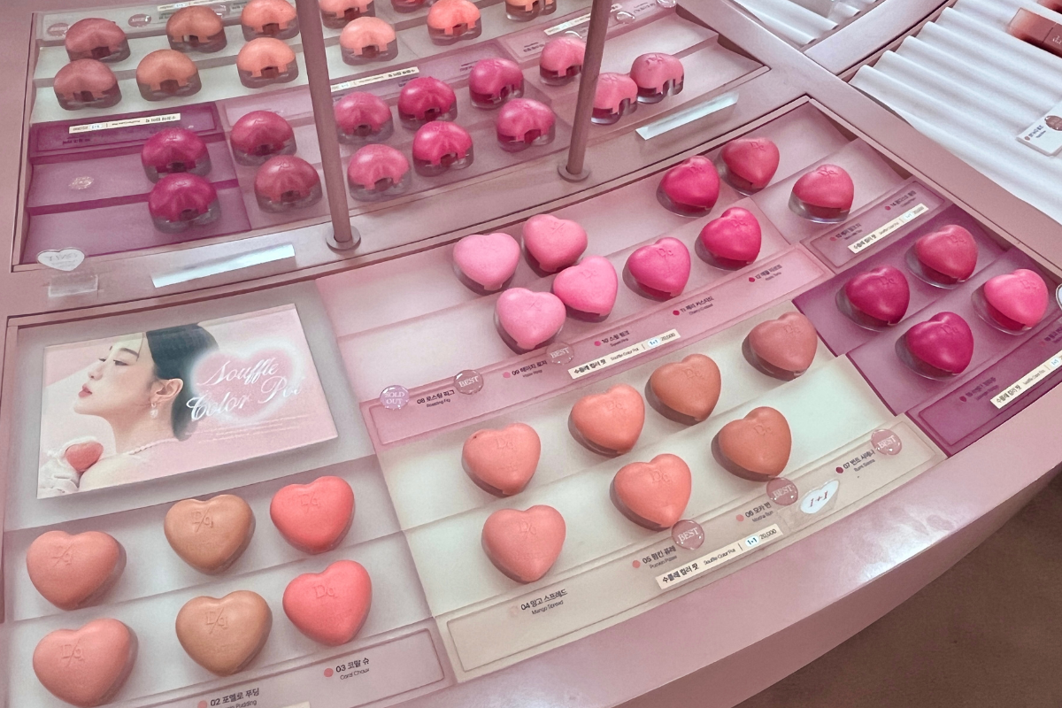 dasique店內的愛心形狀化妝產品陳列，只在這裡能找到所有的豐富色彩。