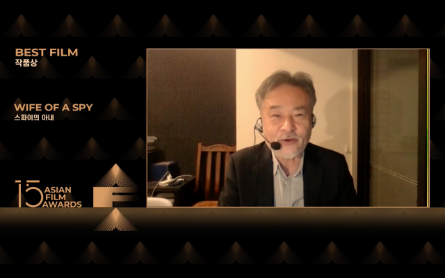 第15回アジアフィルムアワードで感想を述べる映画『スパイの妻』監督の黒沢清