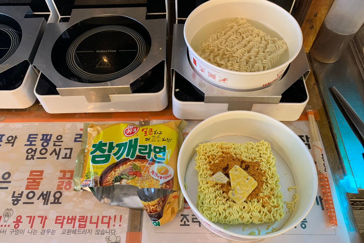 韓国ラーメン コンビニ 韓国旅行 ラーメン ソウル 韓国グルメ 韓国コンビニ ラーメン専門店 鐘路 無人コンビニ