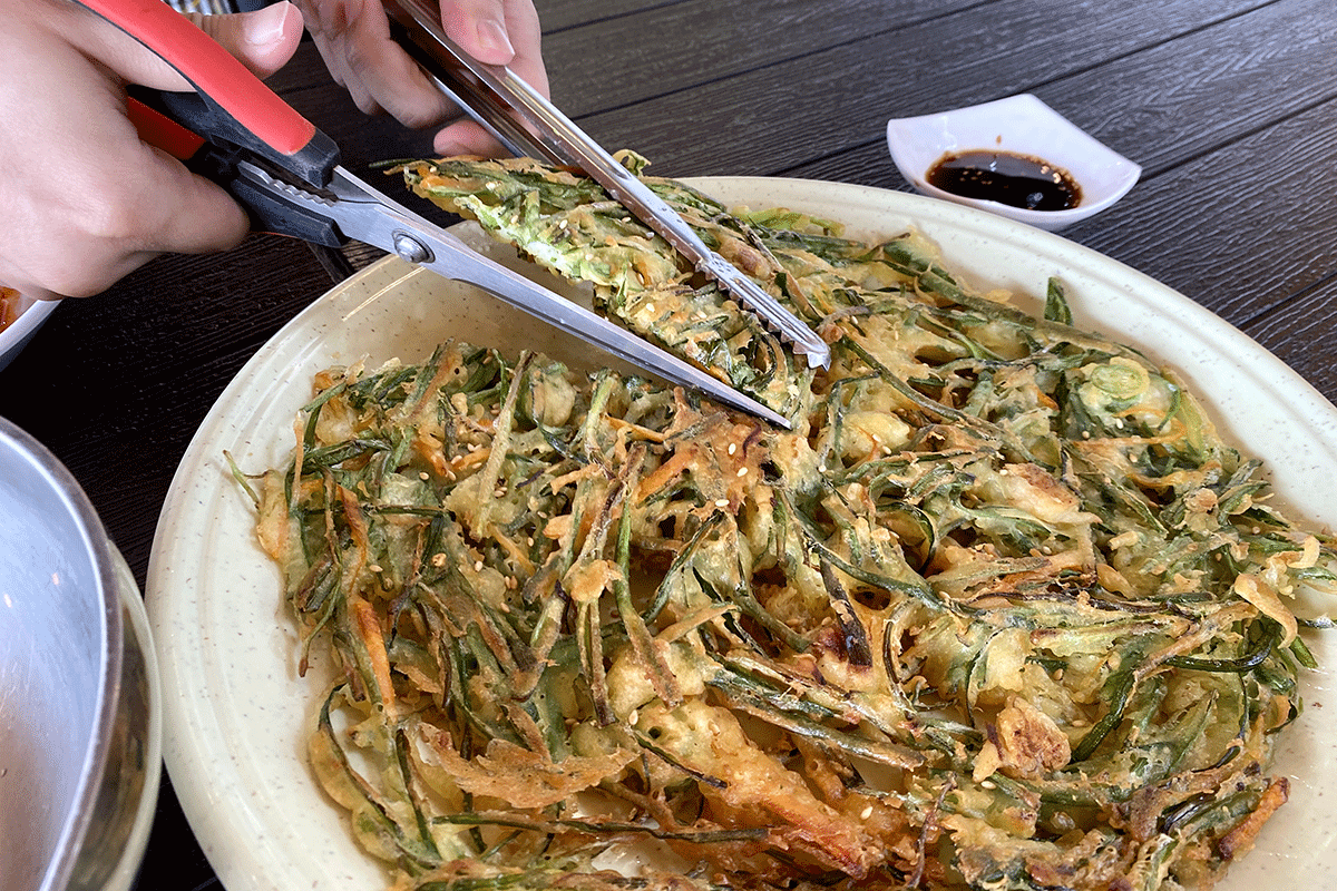 gijang busan korea, haeundae haemul kalguksu restaurant, chive pancake
