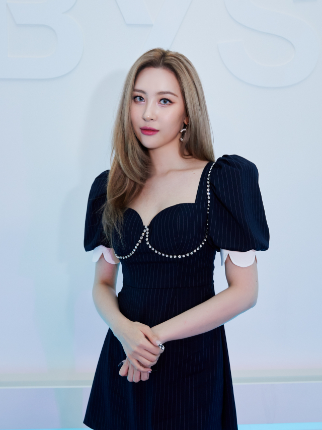 Sunmi mengenakan gaun hitam dengan detail manik-manik pada acara diadakan oleh Abyss Company.