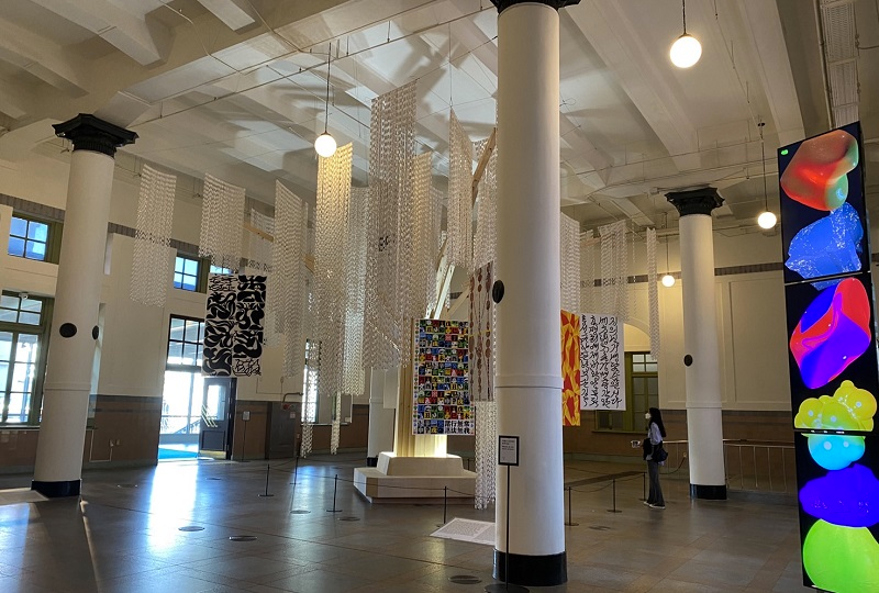 문화 서울역의 멋진 내부 전시회 공간, 다양한 색상의 예술 작품이 천장에서 드리워어져 있는 모습
