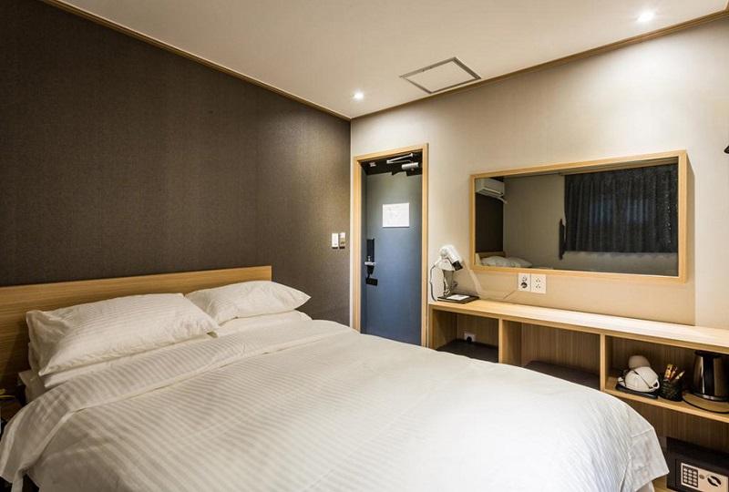 seoul station hotel stay inn room