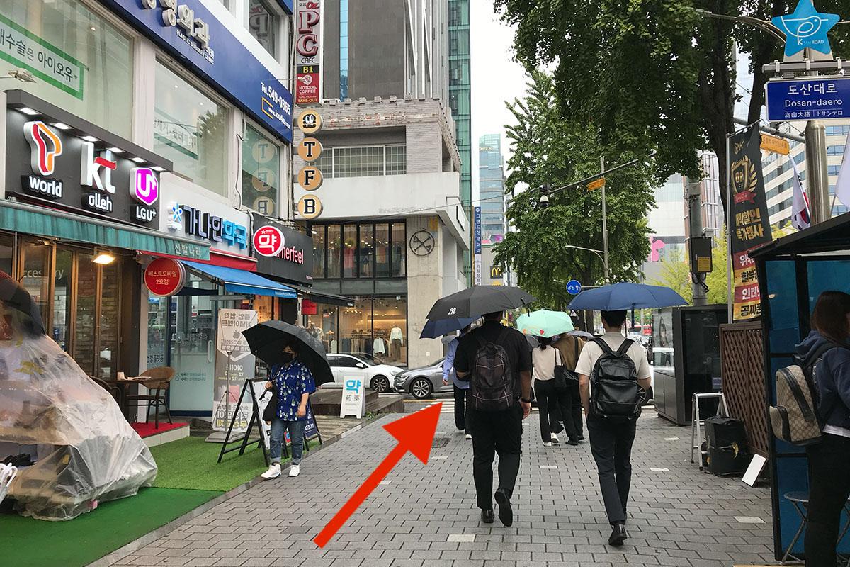 ภาพถนนในย่านชินซา เส้นทางที่สามารถเดินจากสถานีรถไฟฟ้าไปยังร้าน Gamsung Taco