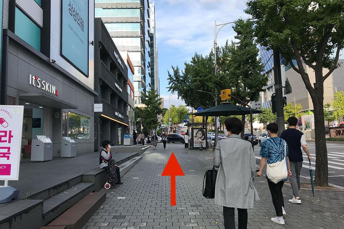 ผู้คนที่เดินบนถนนในย่านชินซา ท่ามกลางร้านค้าต่างๆในบริเวณนี้