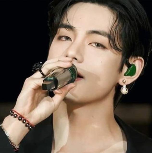 BTSのV、花模様のビーズブレスレットを着けてステージで話す姿を捉えた画像。オンラインコミュニティによると、このブレスレットは特定のブランドの商品。