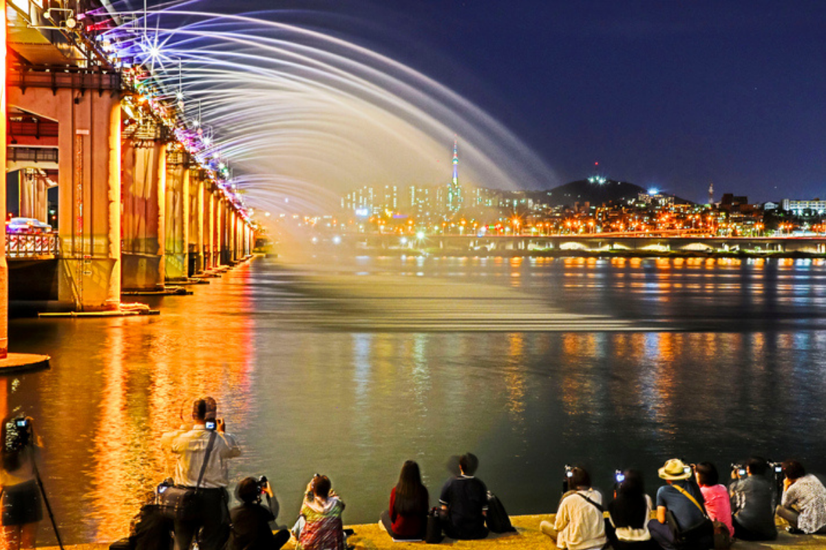 Banpo Bridge Moonlight Rainbow Fountain