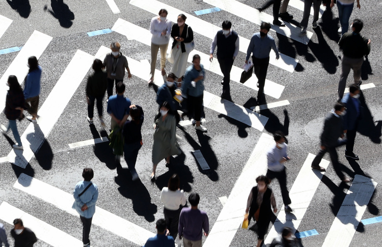 korea new covid cases, office workers commute seoul, crosswalk