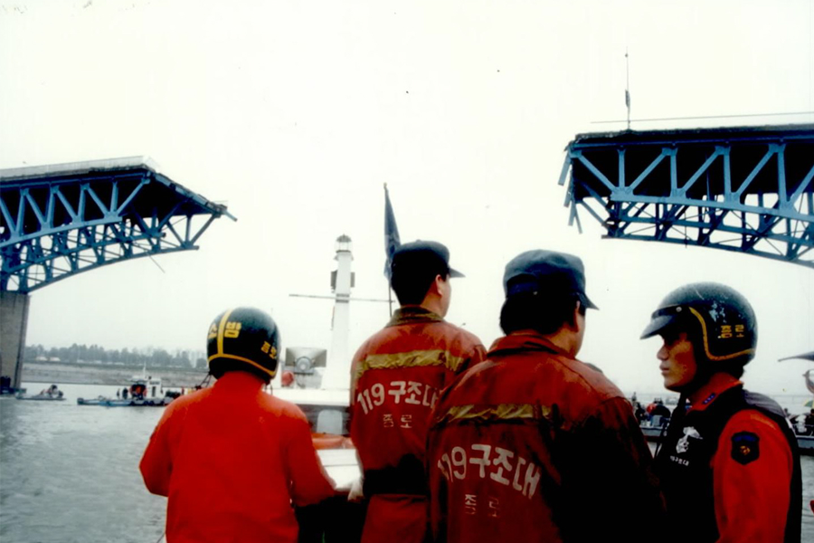 Seoul Korea 1994 Seongsu Bridge Collapse, rescue crew