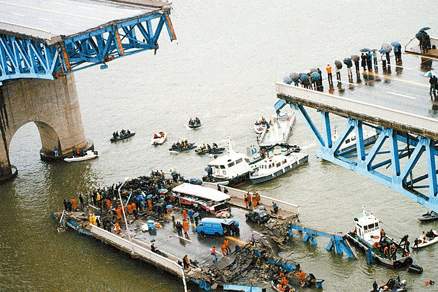 Seoul Korea 1994 Seongsu Bridge Collapse, han river, rescue operation