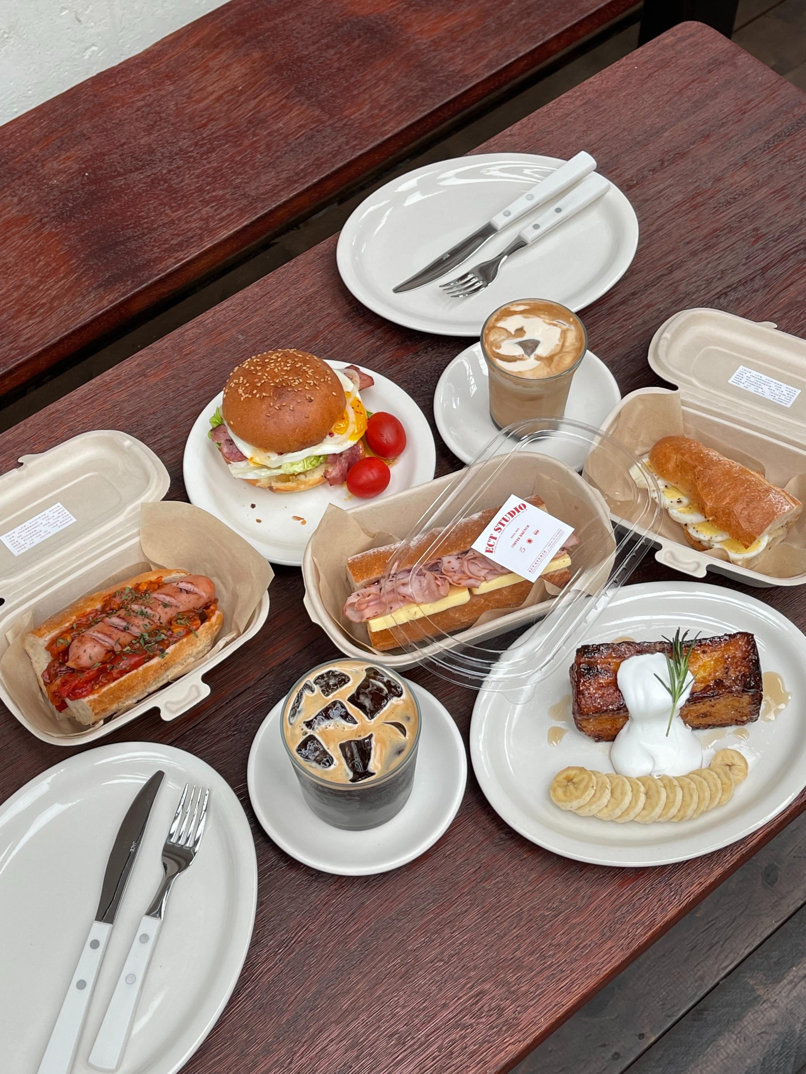 การตกแต่งภายในที่ทันสมัยและทรงเสน่ห์ใน Cafe In Busan โดยมีโคมไฟตกแต่งและเฟอร์นิเจอร์ที่มาพร้อมกับการจัดสะท้อนบรรยากาศอาร์ต ๆ ที่เหมาะกับวัยรุ่นและคนชอบศิลปะในปูซาน