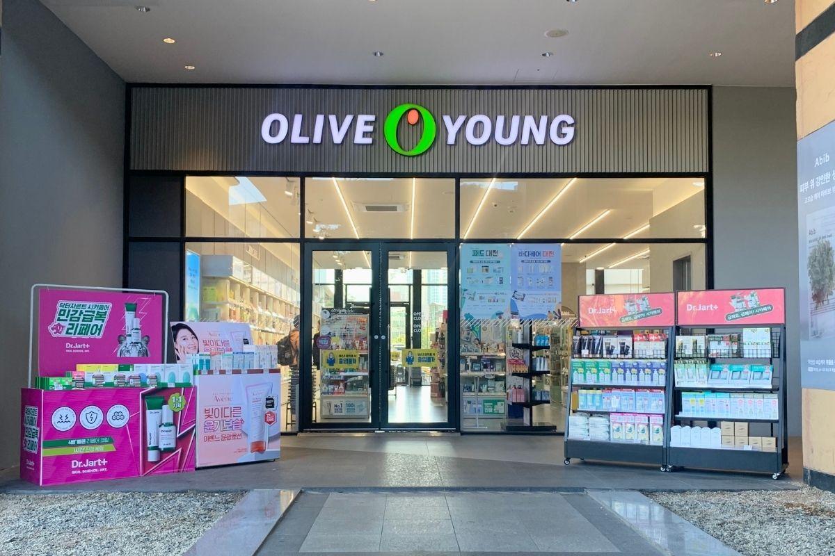 Olive Young (올리브영 홍대공항철도역점) yeonnnamdong