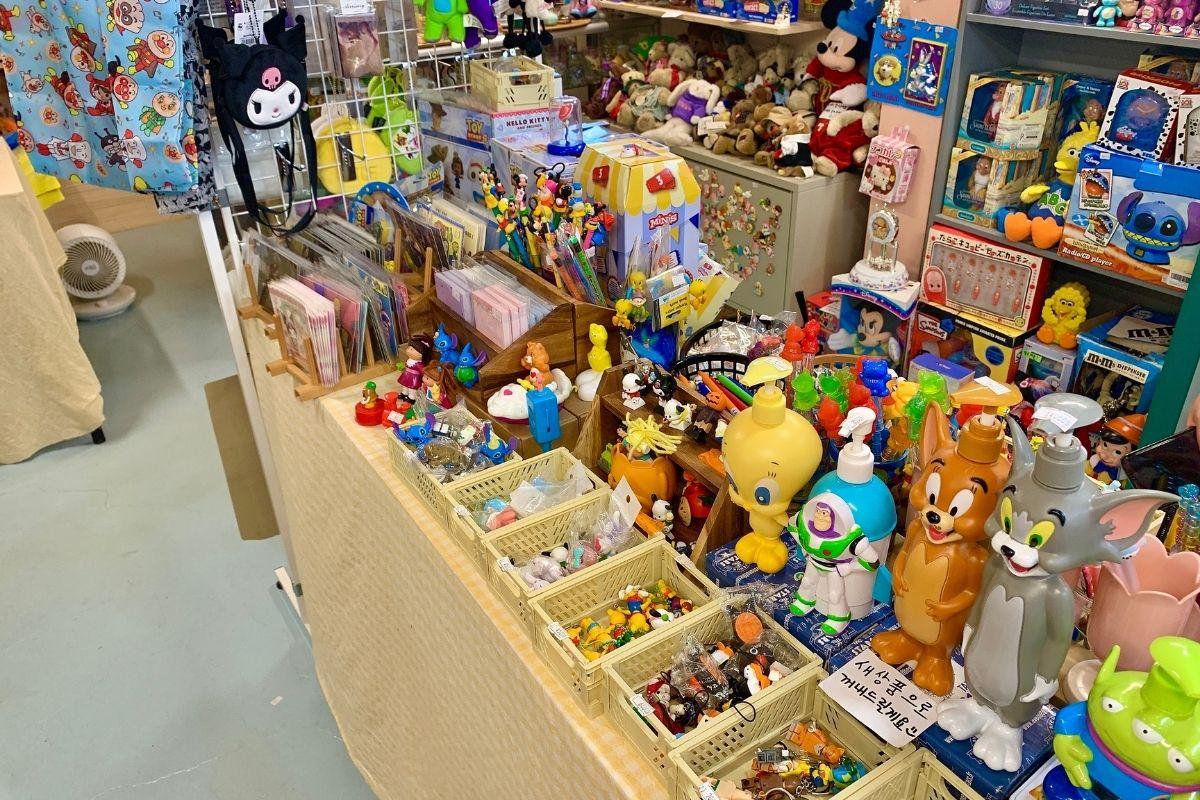 character merch ANUU VINTAGE SHOP (어느상점), yeonnamdong