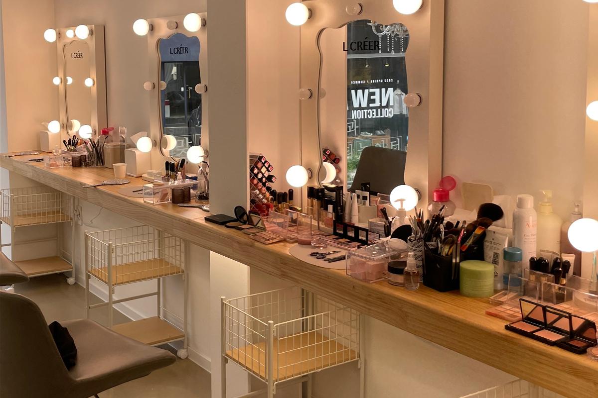 Station de maquillage lumineuse chez L Créer, Sinsa-dong, parfait pour expérimenter des styles de maquillage.